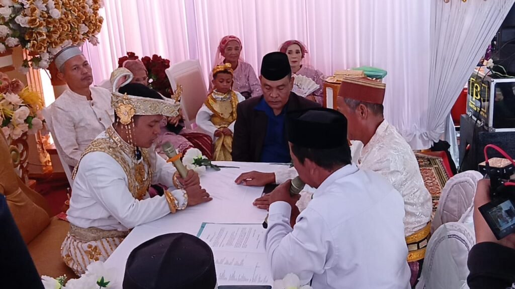 Penghulu Juga Manusia Biasa (Catatan Haru dari Momen Sakral Sang Penghulu)