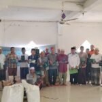 KUA Muara Batang Gadis didampingi CPNS Penghulu dan staf menyalurkan donasi Al-Qur’an dan perlengkapan salat kepada masyarakat Sulang Aling.