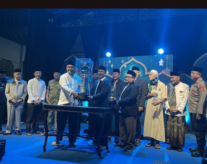 
 Camat dan Kepala KUA Tawang ,Penyuluh Agama dan para Lurah Angkat Piala Bergilir, Kecamatan Tawang Resmi Sabet Gelar Juara Umum MTQH XVI Kota Tasikmalaya 2026